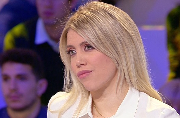 Curve da paura e lato B da urlo per Wanda Nara al mare