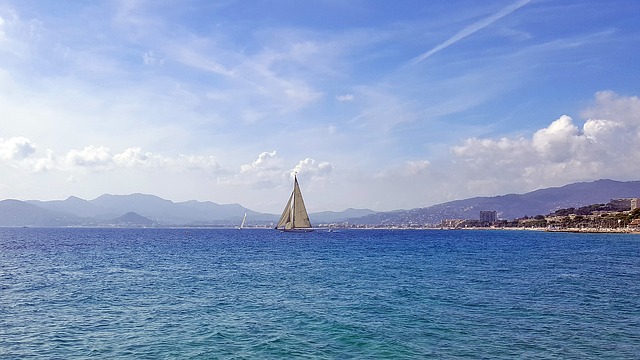 Cade dal balcone mentre fa sesso, giovane in gravi  condizioni