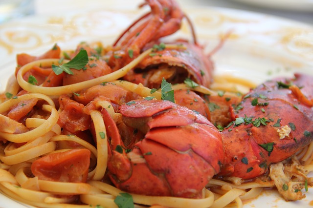 Piatto di spaghetti e pesce fresco